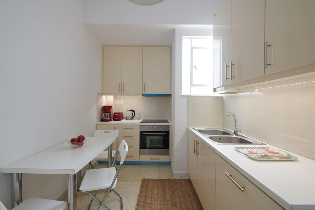 Apartment In The Heart Of The City Афины Экстерьер фото